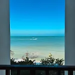 Artistic Loft Steps From The Beach With Pool View