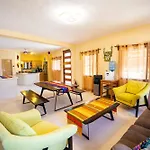 3 Bedrooms House Shared Pool