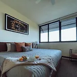 Garden 2Br Apt Steps From The Beach With Pool View