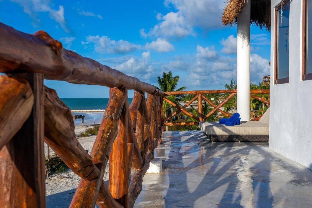 Casa Libelula Beachfront House *