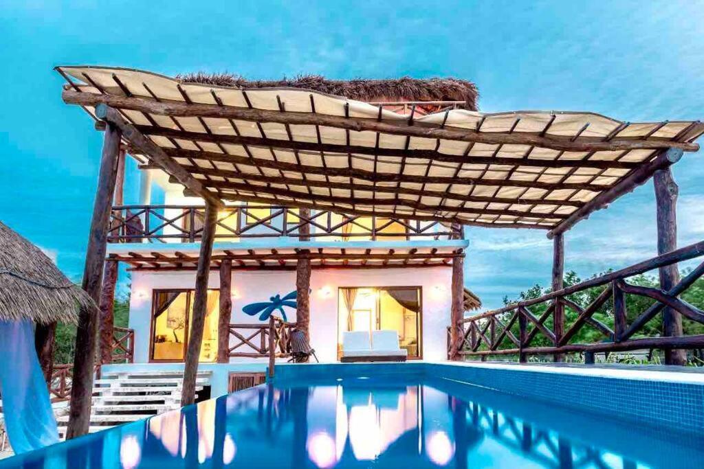Casa Libelula Beachfront House *