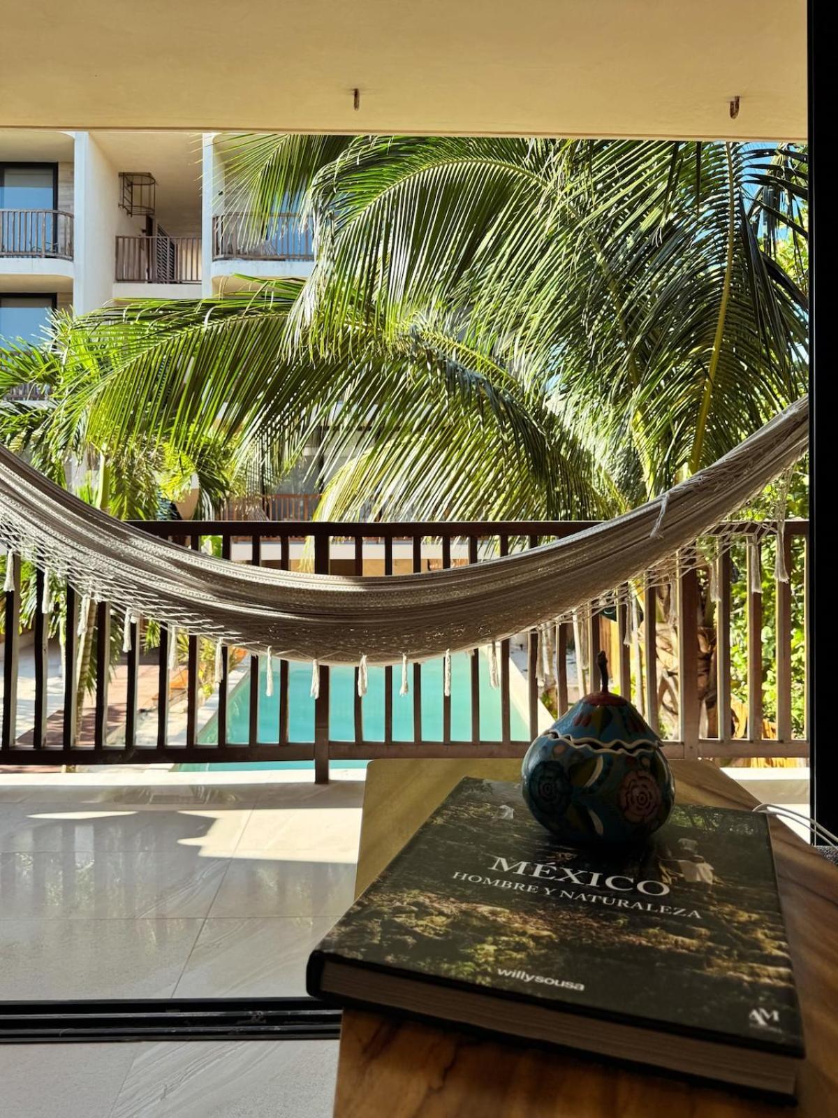 Artistic Loft Steps From The With Pool View Apartment *