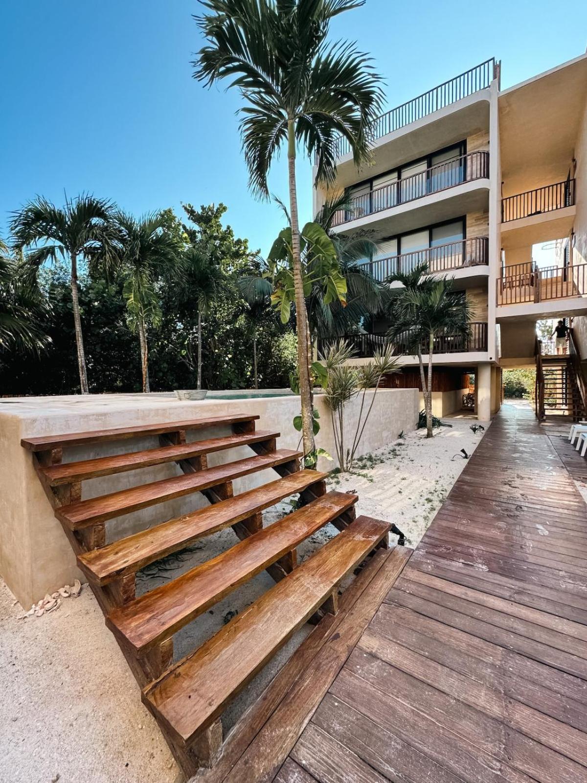 Garden 2br Steps From The With Pool View Apartment