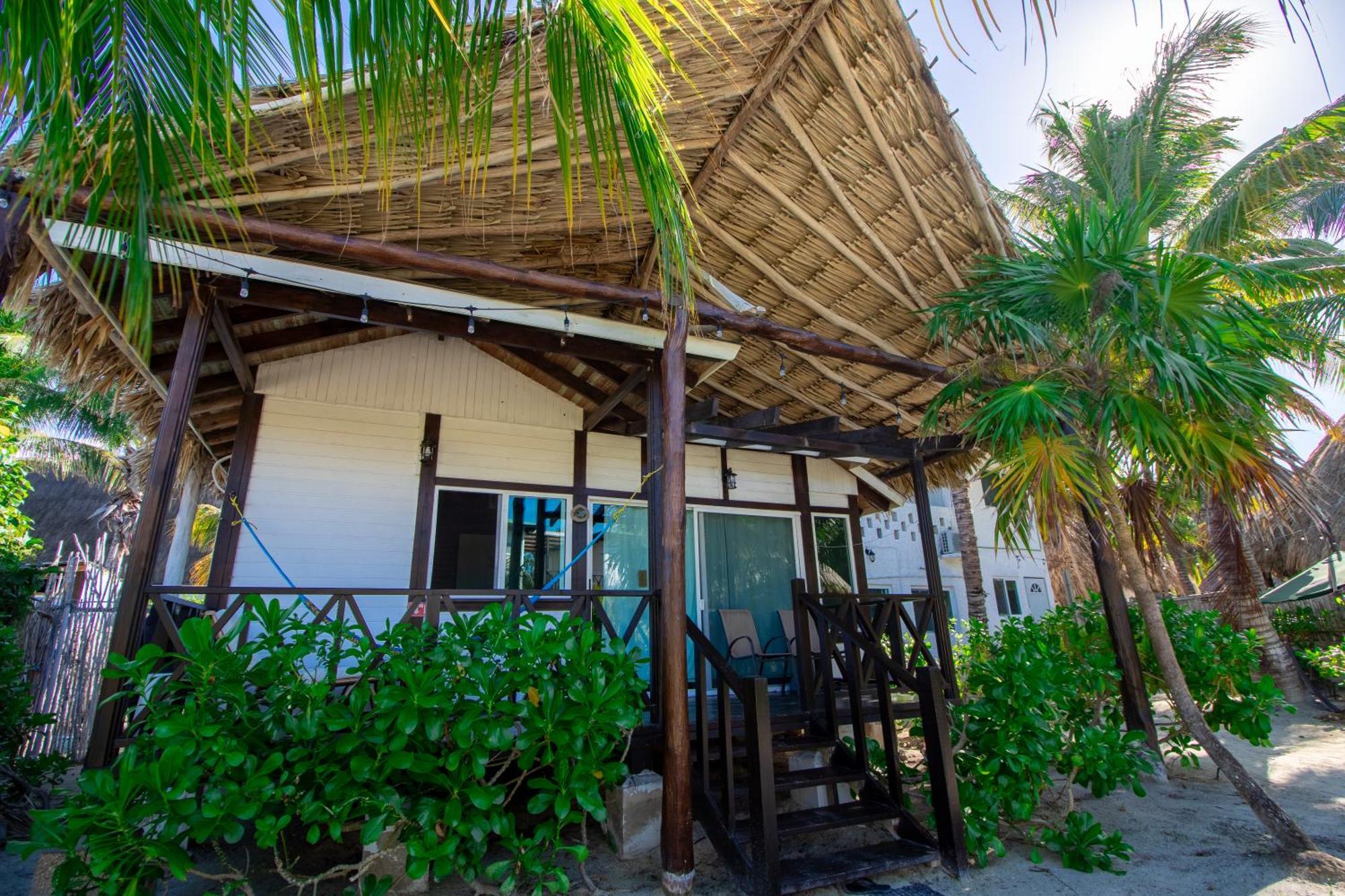 Hotel Encanto Front