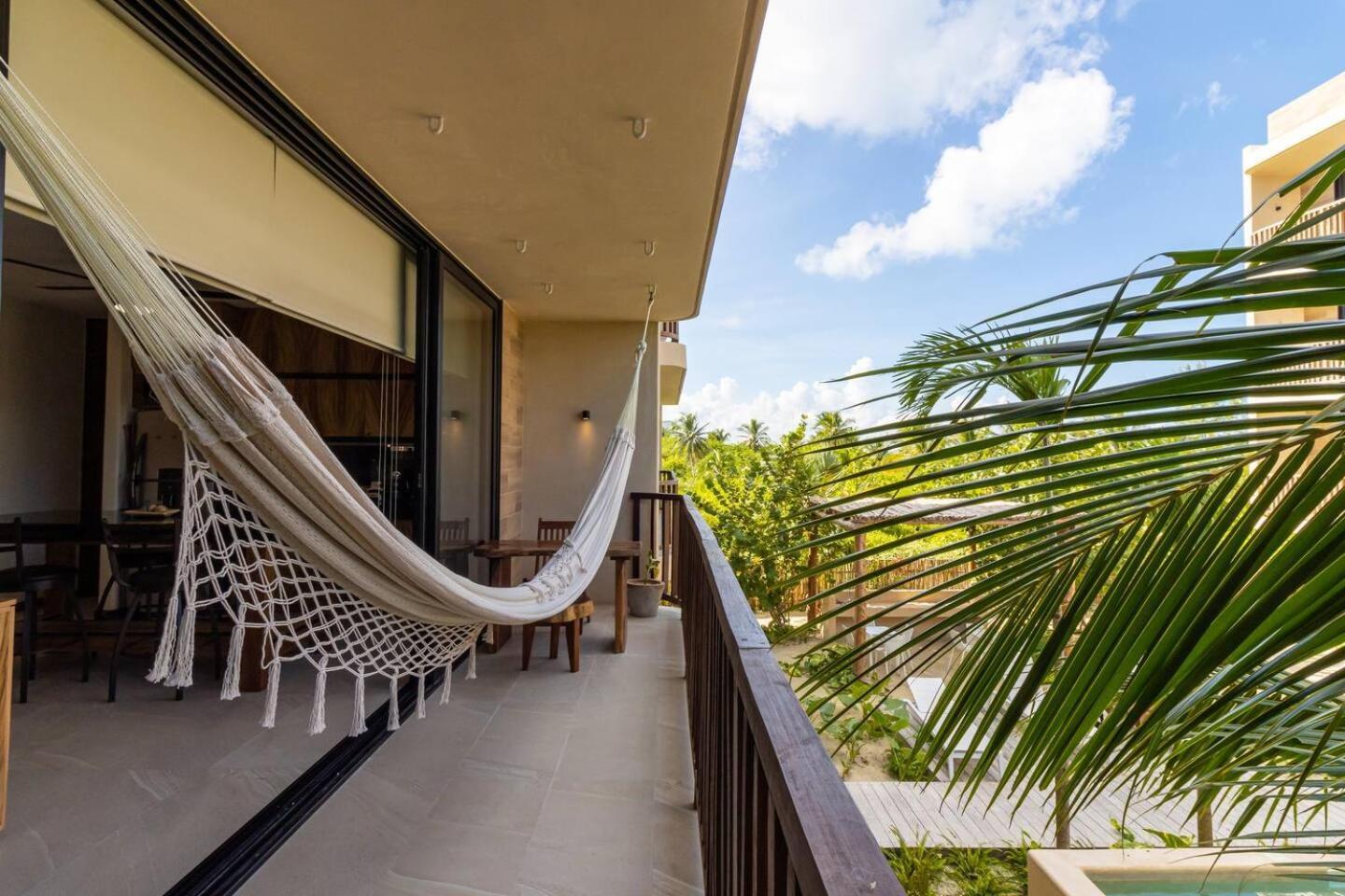 Amazing Pool View Loft Steps Away From The -b102