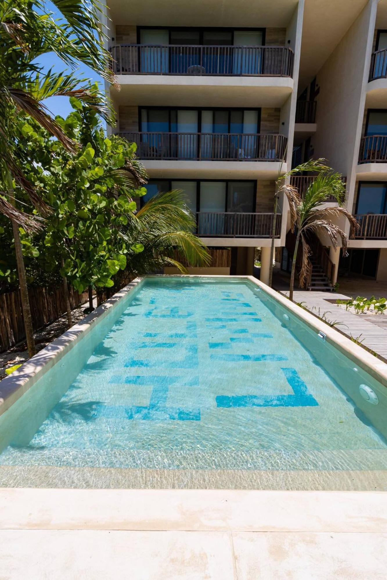 Amazing Pool View Loft Steps Away From The -b102